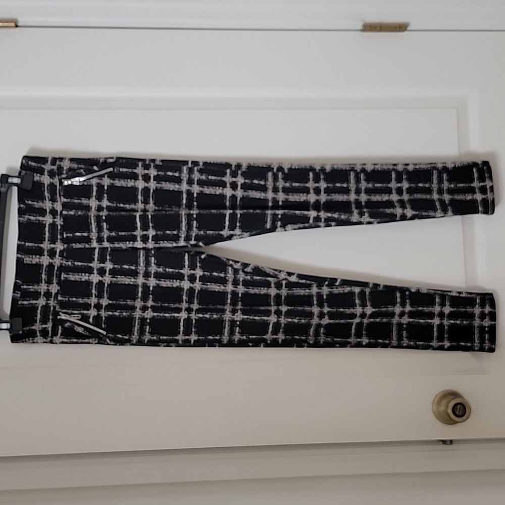 Roma Concept Size S/M Black with Cream Plaid(ish) Pattern Skinny Pull On Pants